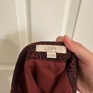 Loft professional skirt in burgundy with a navy floral pattern. Size 00